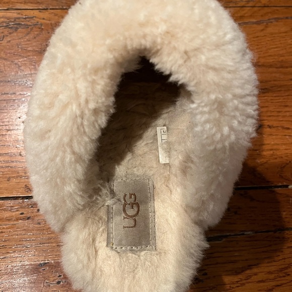 Women’s size 6 UGGS - Picture 5 of 6